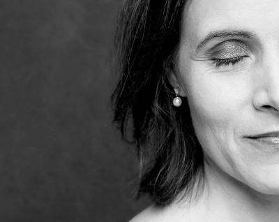 Anna Magdalena Fitzi Schauspielerin - close up schwarz weiß Foto guckt mit geschlossenen Augen verführerisch - 2012 Foto Peter Koehn