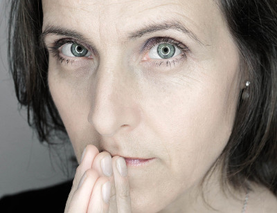 Anna Magdalena Fitzi Schauspielerin - hält die Hände gefaltet vor den Mund close up grüne Augen Farbfotografie - 2012 Foto Peter Koehn