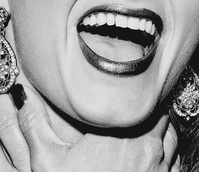 Anna Model - close up greift sich an den Hals und schreit große Ohrringe Nagellack Lippenstift schwarz weiß Modefoto - 2012 Foto Peter Koehn