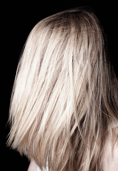 Babette Model - lange blonde Haare im Gesicht künstlerische Fotografie - 2010 Foto Peter Koehn