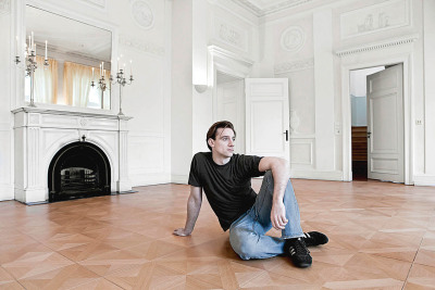 Christopher Fliether Schauspieler - sitzt in Villa Gosler Haus Hamburg großer Raum mit Kamin guckt aus dem Fenster Imagefoto - 2010 Foto Peter Koehn