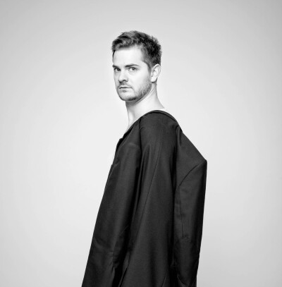Hennig Noehren Schauspieler - Modefoto schwarzes Sakko über der Schulter männlicher Blick Agentur Foto - 2015 Foto Peter Koehn