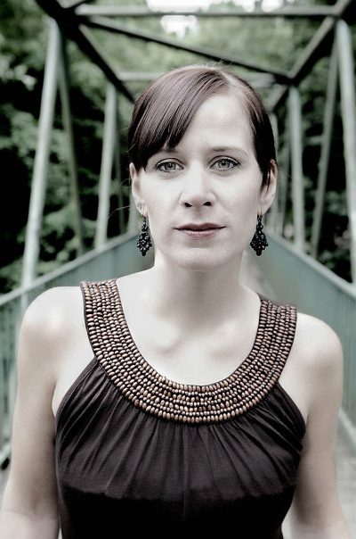 Indra Gerberich Schauspielerin - Schauspielerin steht auf Brücke braunes Kleid Foto peter Koehn - 2011 Foto Peter Koehn
