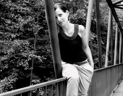 Indra Gerberich Schauspielerin - sitzt auf Brückengeländer - 2011 Foto Peter Koehn