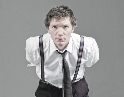 Jacob Matschenz Schauspieler - stehend gebeugt weißes Hemd Krawatte Hosenträger Kammerspiele Hamburg Grimme Preis 2008 - 2012 Foto Peter Koehn