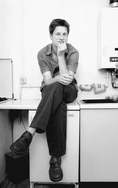 Jan Wagner Schriftsteller - sitzt in der Küche auf dem Kühlschran. Porträt schwarweiß Morke Preis 2015 - 2015 Foto Peter Koehn