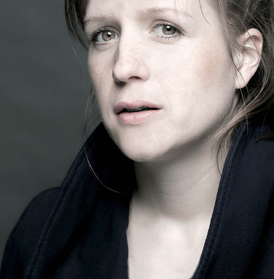 Julia Nachtmann Schauspielerin - close up guckt sexy blaue Jacke Fotoshooting hat den Osterwold Sprecher Preis 2013 - 2012 Foto Peter Koehn