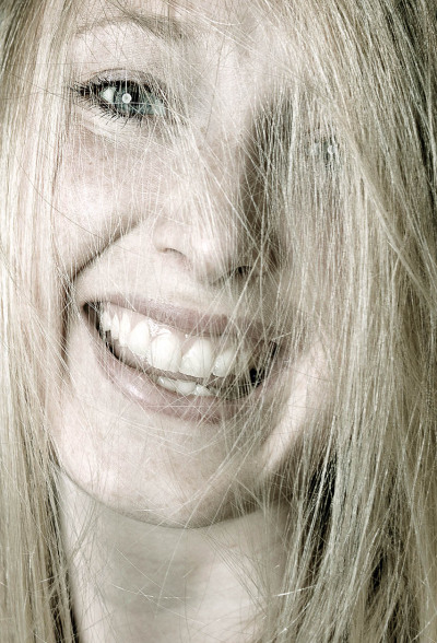 Kristina Weber Schauspielerin - lacht blaue Augen lange blonde Haare im Gesicht sexy - 2010 Foto Peter Koehn
