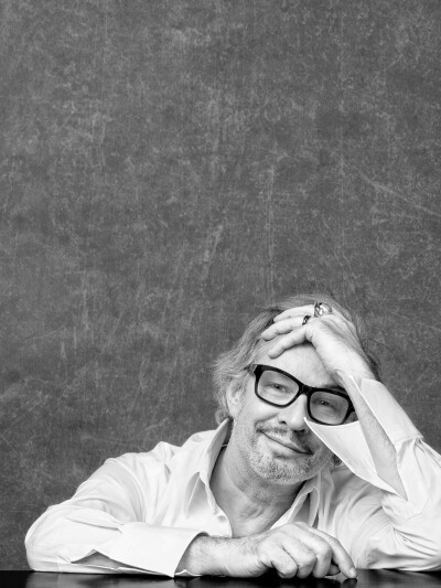 Leander Haussmann Regisseur - Studiofoto weißes Lagerfeld Hemd stützt Kopf auf Hand lächelt DIVA Preis 2006 drehte den Film Hotel Lux - 2014 Foto Peter Koehn