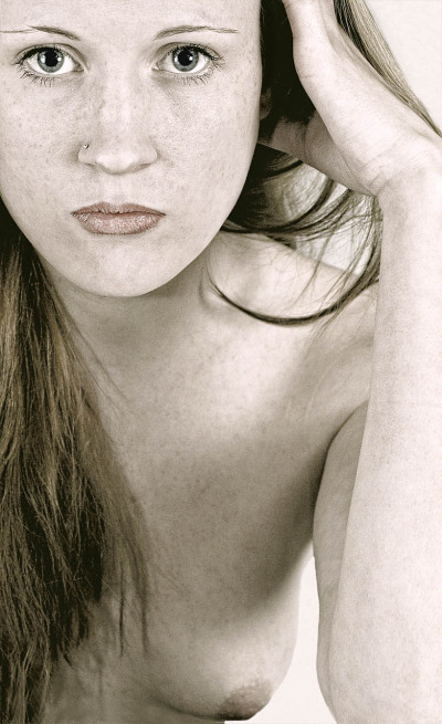 Lisa Model - Aktfotografie Model sitzt hält sich die Hand an den Kopf und ist nackt - 2010 Foto Peter Koehn