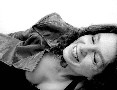 Marcella Kristensen Schauspielerin - liegt im roten Ledemantel auf dem Fußboden Shirt mit tiefen Ausschnitt lacht Foto schwarz weiß - 2015 Foto Peter Koehn