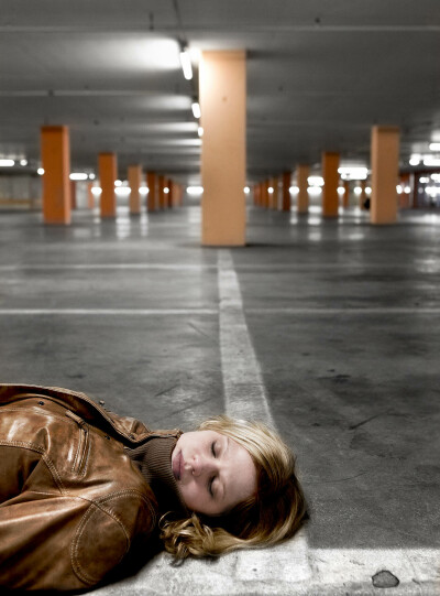 Marie Grust Schauspielerin - liegt in einer Tiefgarage auf dem Boden - 2010 Foto Peter Koehn