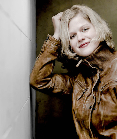 Marie Grust Schauspielerin - steht in brauner Lederjacke gegen die Wand gelehnt blonde Haare roter Lippenstift - 2015 Foto Peter Koehn