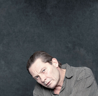 Markus Boysen Schauspieler - close up guckt nach links gelehnt cool in die Kamera beiges Hemd Setfoto - 2012 Foto Peter Koehn