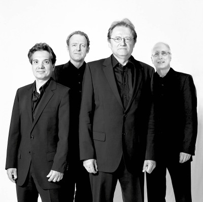 Pellegrini Quartett Musiker - 4 Musiker Gruppenfoto stehend schwarz weiß Fotografie schwarze Anzüge - 2015 Foto Peter Koehn