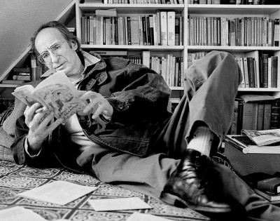 Peter Rühmkorf Schriftsteller - liegt auf seinem Sofa in Blankenese liest Alice im Wunderland Kasseler Literaturpreis 2009 war Lyriker - 2015 Foto Peter Koehn
