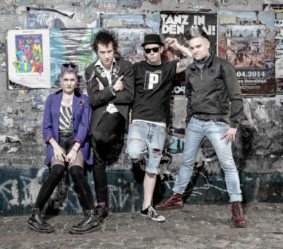 Plastic Propaganda Musiker - Punkband steht in Toreinfahrt   Musikerfoto, Foto Peter Koehn - 2014 Foto Peter Koehn