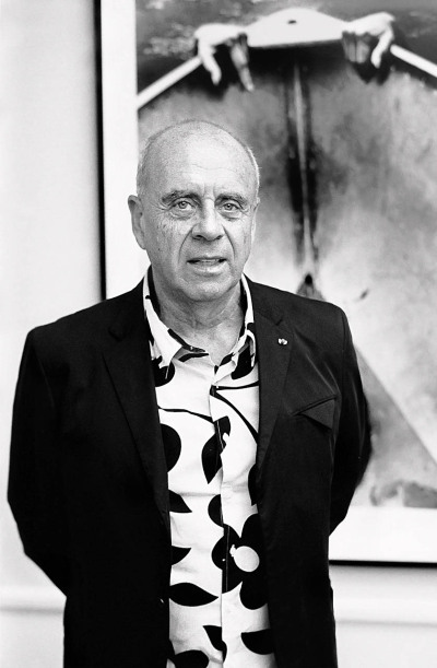 Ralph Gibson Fotograf - steht im schwarzen Sakko vor einem seiner Fotos in der Helmut Newton Ausstellung - 2015 Foto Peter Koehn