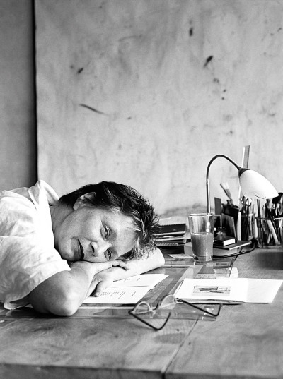 Renate Langgemach Schriftstellerin - liegt mit ihrem Kopf auf ihrem Schreibtisch vor einem ihrer Gedichte - 2015 Foto Peter Koehn