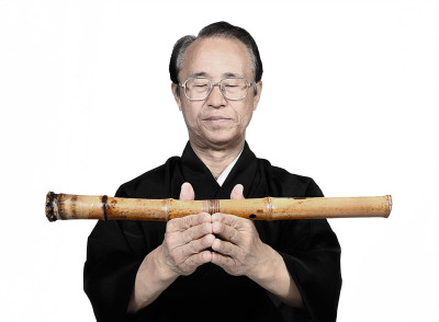 Tadashi Tajima Musiker - japanischer Flötenmeister mit Bambusflöte und geschlossenen Augen - 2015 Foto Peter Koehn
